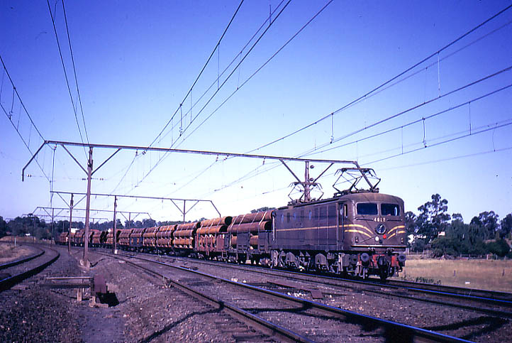 Sat 4622 pipe train Blacktown 06-1973.jpg